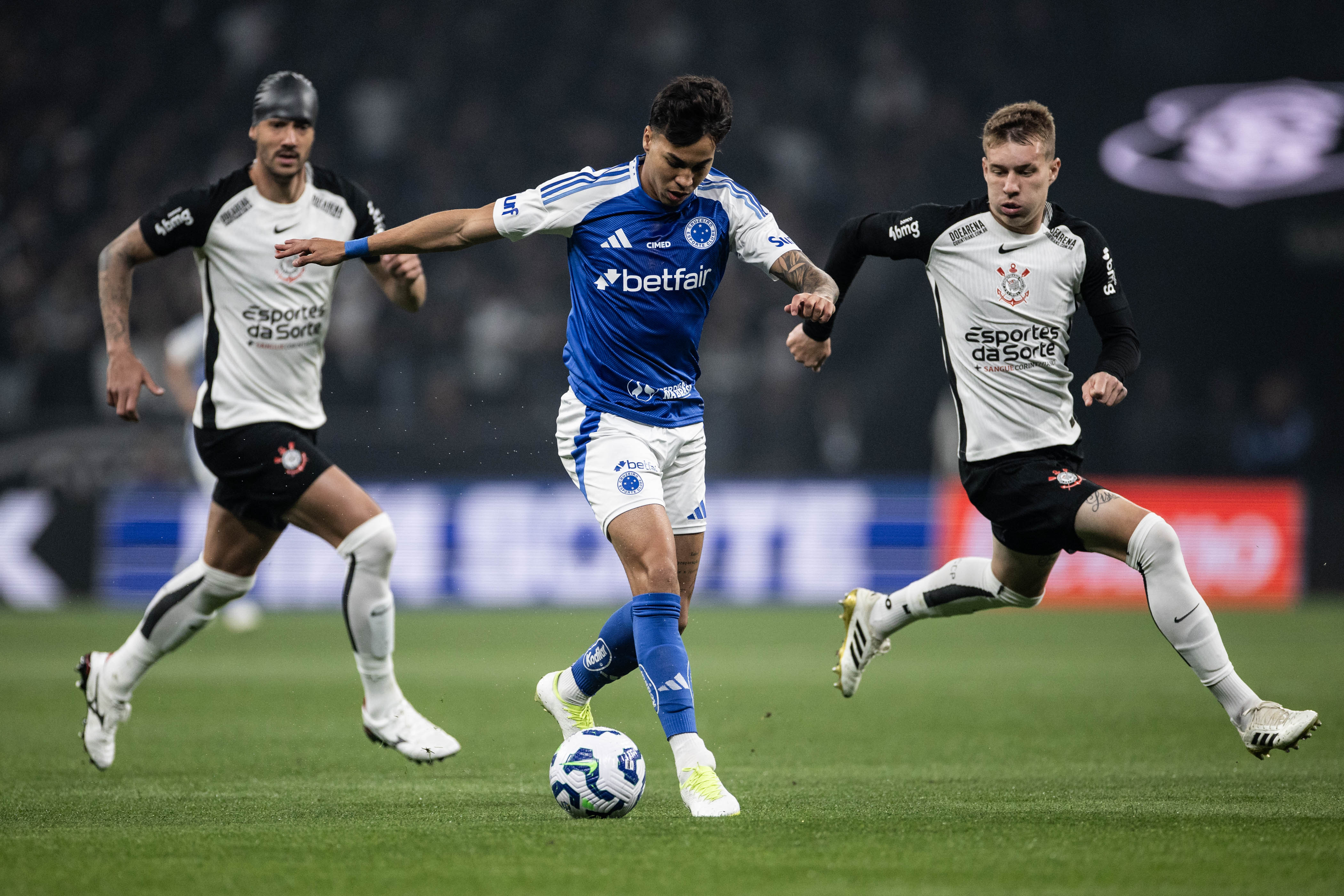 Corinthians empata com líder Cruzeiro em Itaquera sob pressão de Dorival.