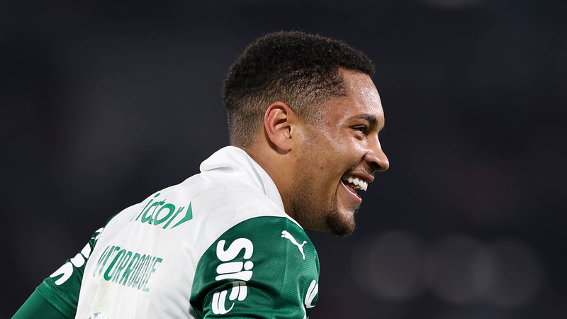 Vitor Roque encerra jejum de gols e mantém desempenho no Palmeiras.