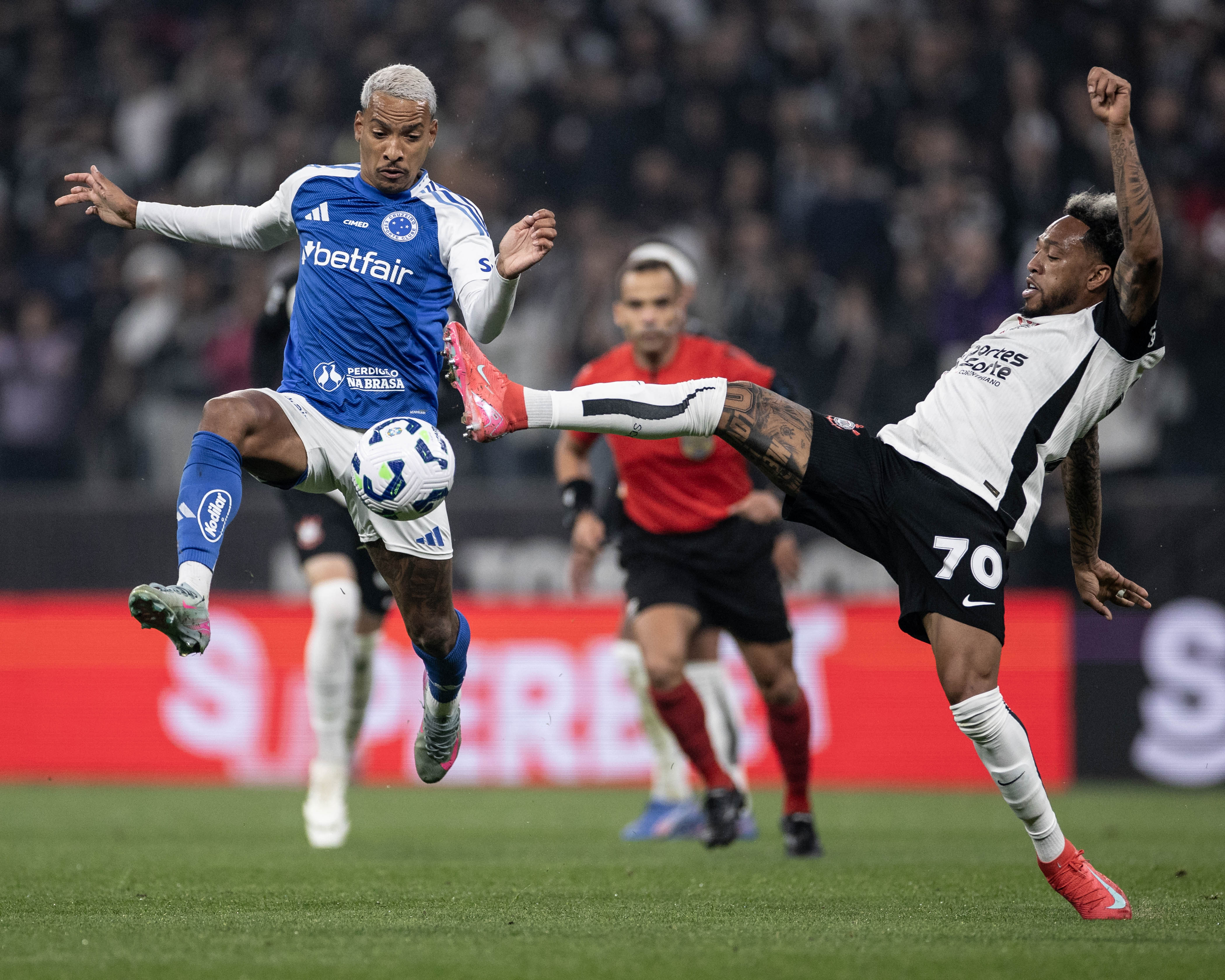 Martínez e Garro suspensos para próxima partida do Corinthians contra Botafogo