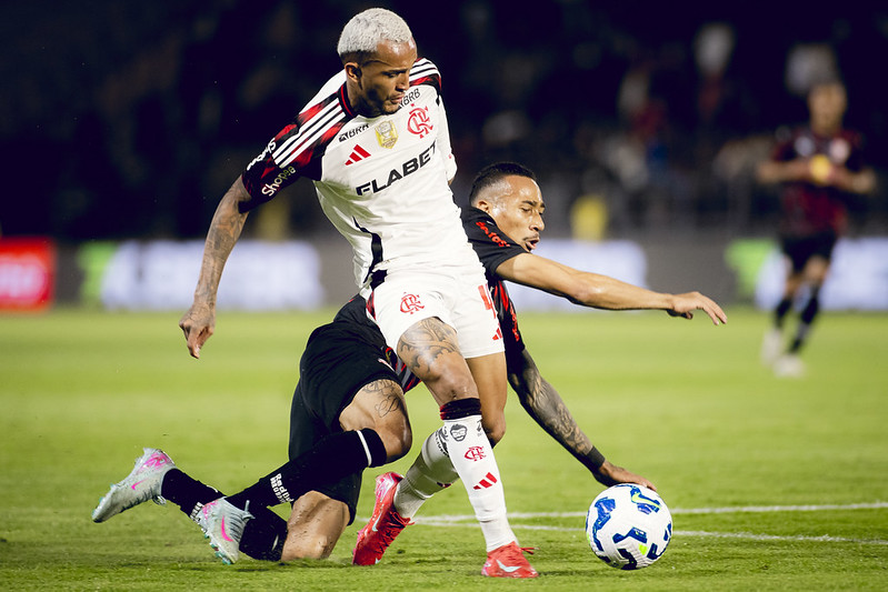 Flamengo vence Bragantino e se aproxima do líder Cruzeiro no Brasileirão.