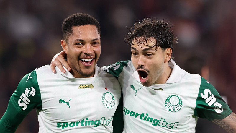 Palmeiras reage, aproveita erros e garante virada em jogo crucial.