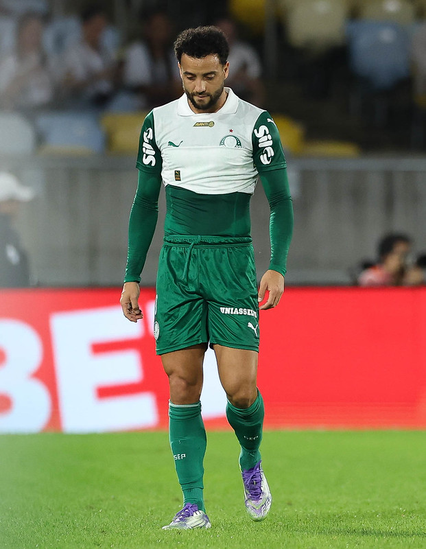 Inflamação no quadril tira Felipe Anderson de jogo no Palmeiras