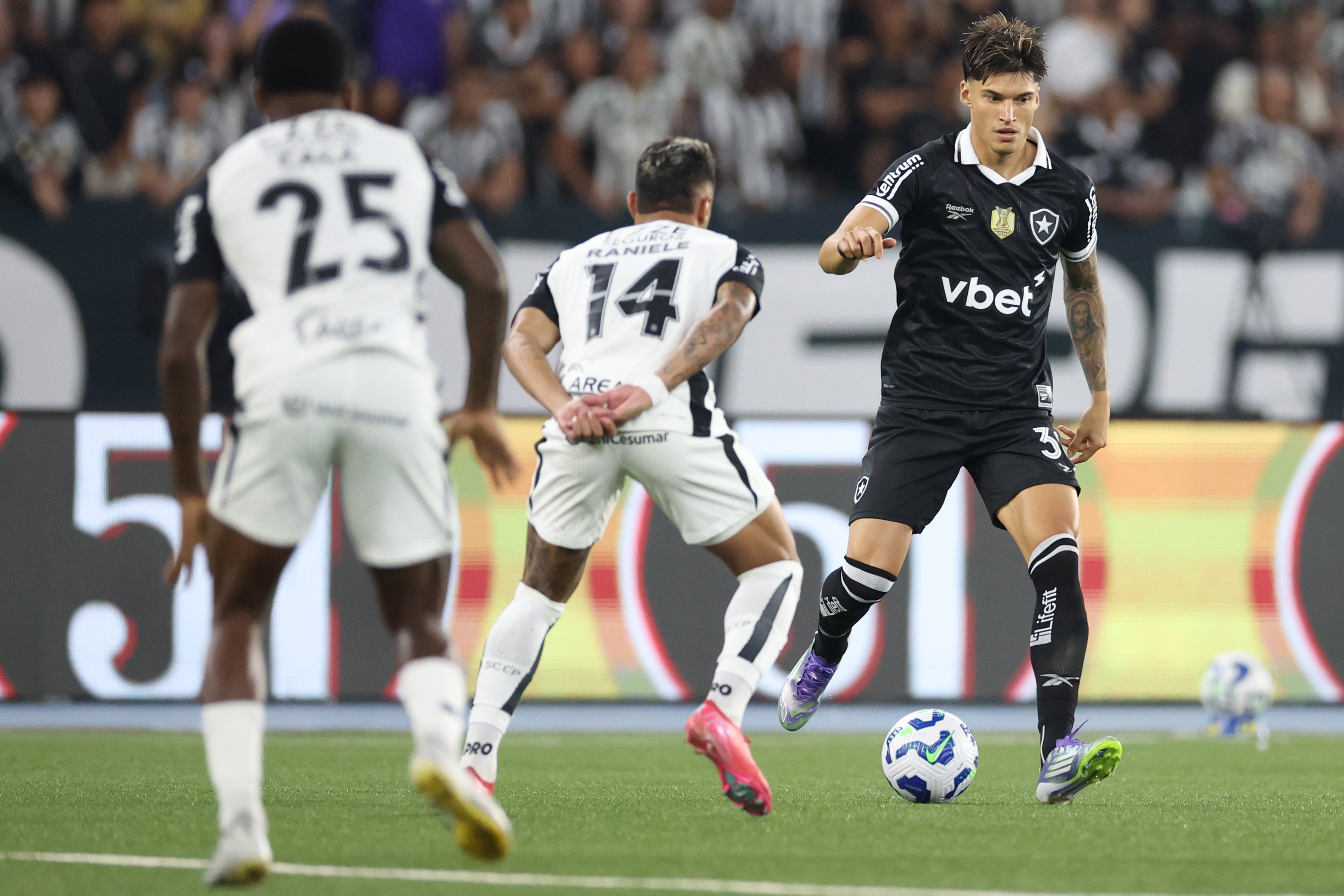 Memphis marca e Misto do Corinthians Arranca Empate com Botafogo no Rio.