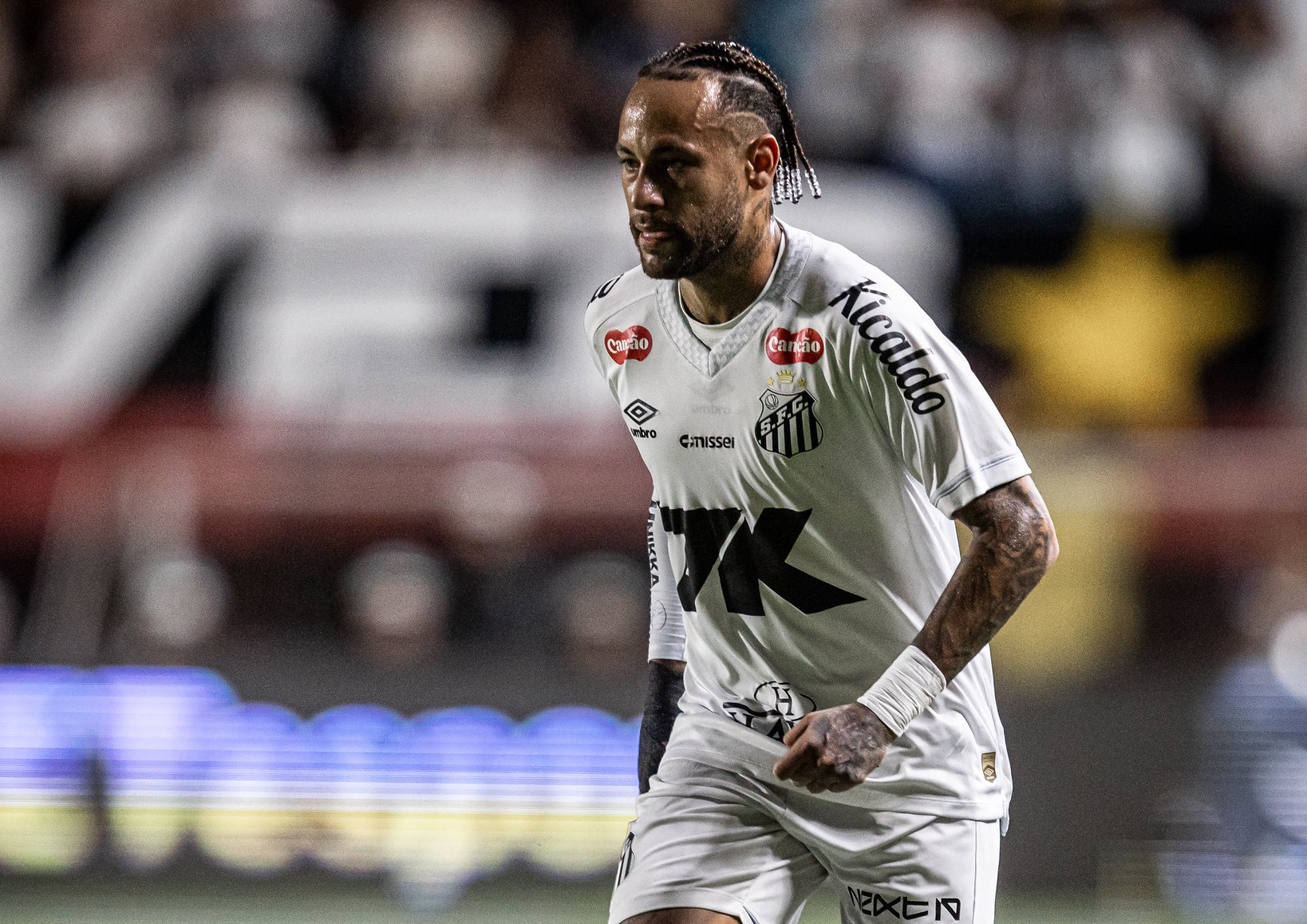 Neymar volta a completar quatro partidas depois de quase três anos
