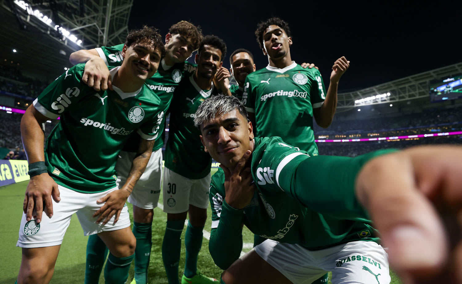 Palmeiras vence Grêmio, conquista terceira vitória seguida e se aproxima dos líderes.