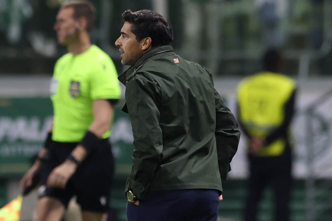 Abel e Gómez lamentam condições do gramado do Allianz após vitória do Palmeiras