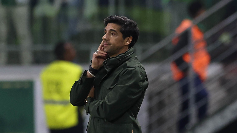 Abel elogia início de jogo, mas lamenta passividade do Palmeiras contra o Grêmio.