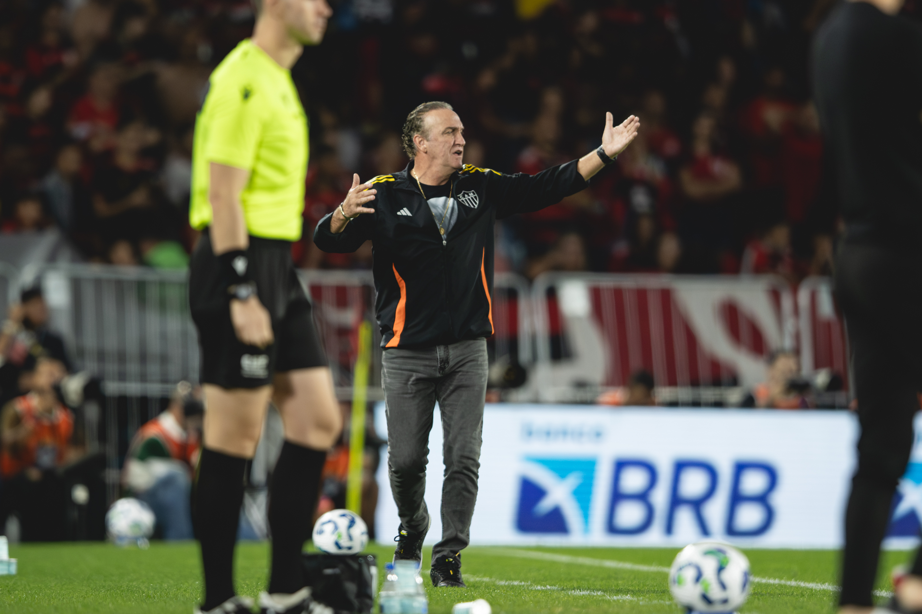 Cuca elogia desempenho do Atlético-MG apesar da derrota para o Flamengo.