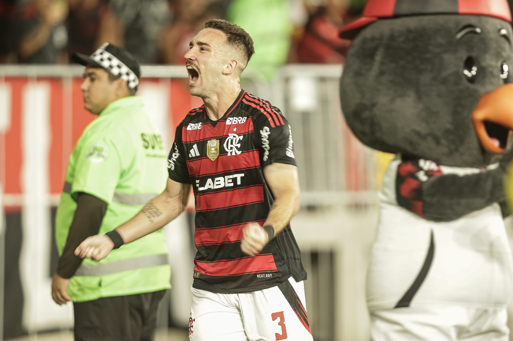 Flamengo assume liderança do Brasileirão após vitória sobre Atlético-MG.