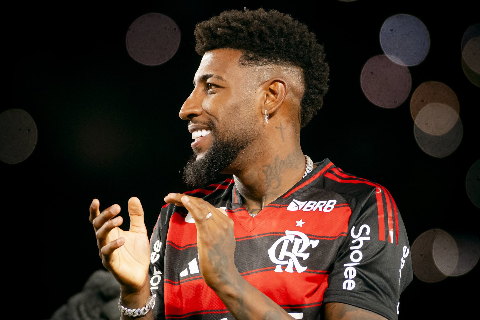 Emerson Royal regularizado e apto para atuar pelo Flamengo no futebol brasileiro.