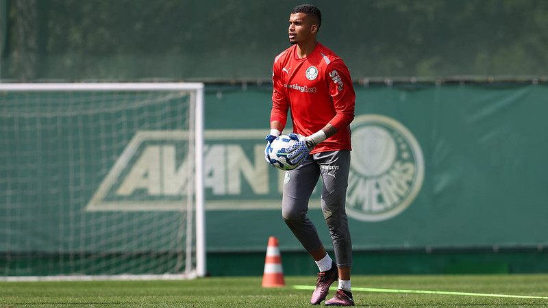 Jovem Goleiro Renovado da Base se Torna Opção para Abel e Celebra Sucesso