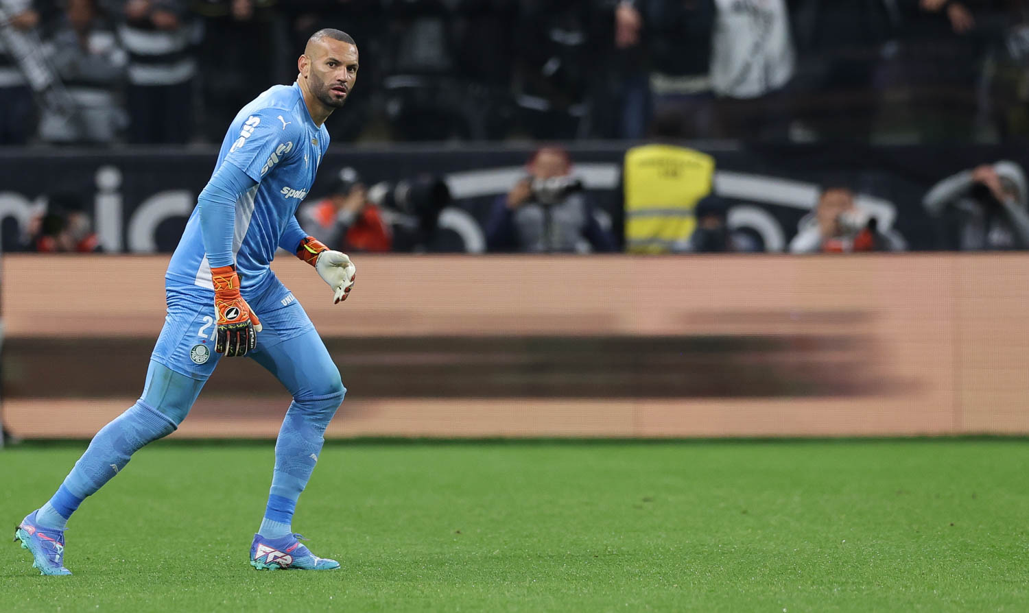 Árbitro relata incidentes durante Corinthians x Palmeiras: objetos e laser atingem Weverton.