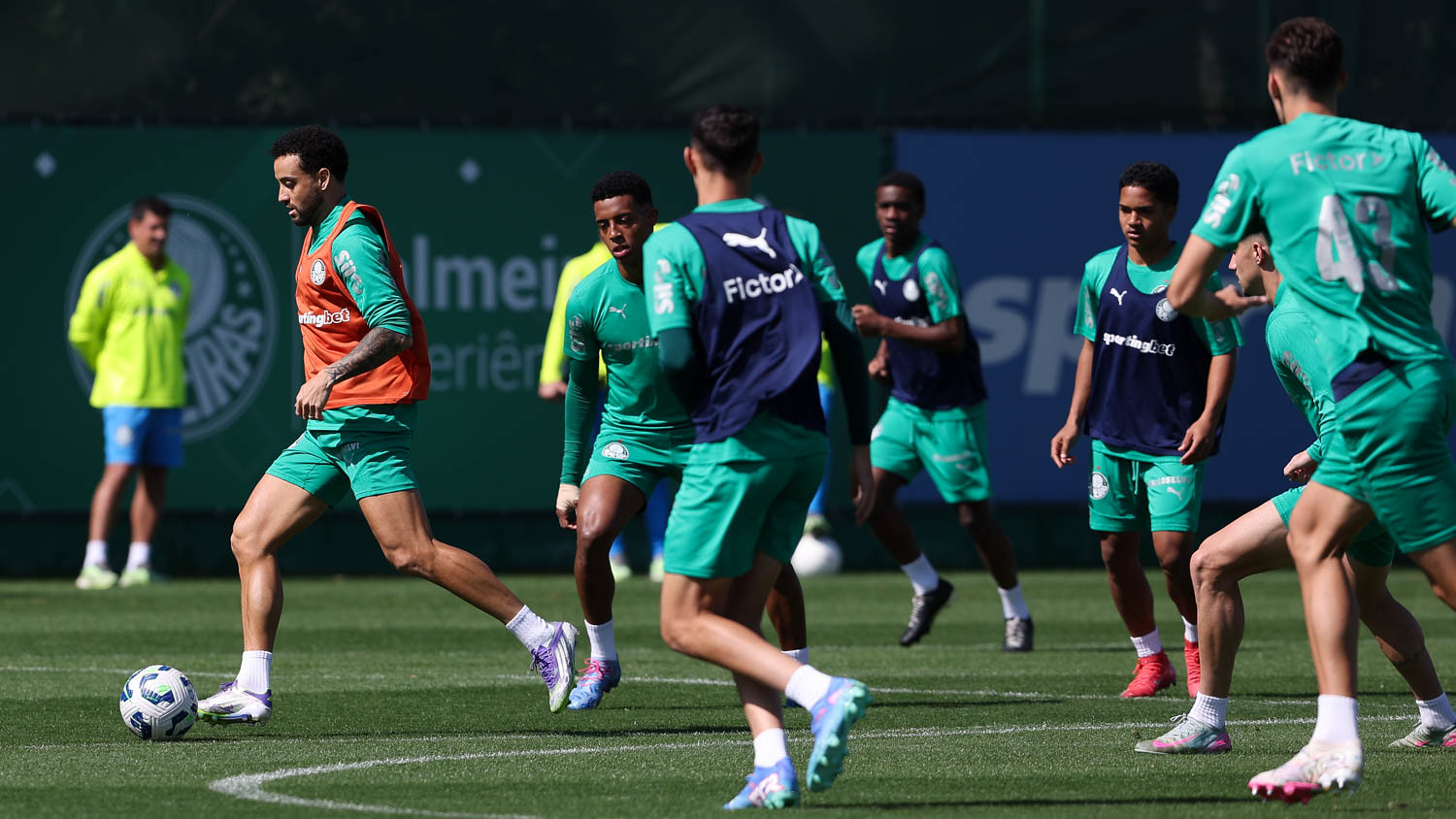 Felipe Anderson treina parcialmente antes do Palmeiras enfrentar o Vitória.