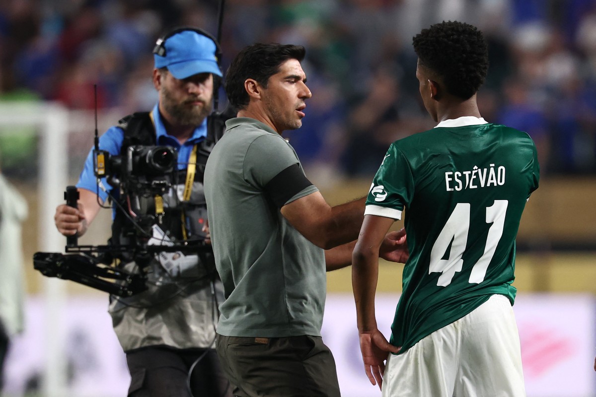Abel elogia Estêvão e compartilha conversa com técnico do Chelsea sobre promessa.