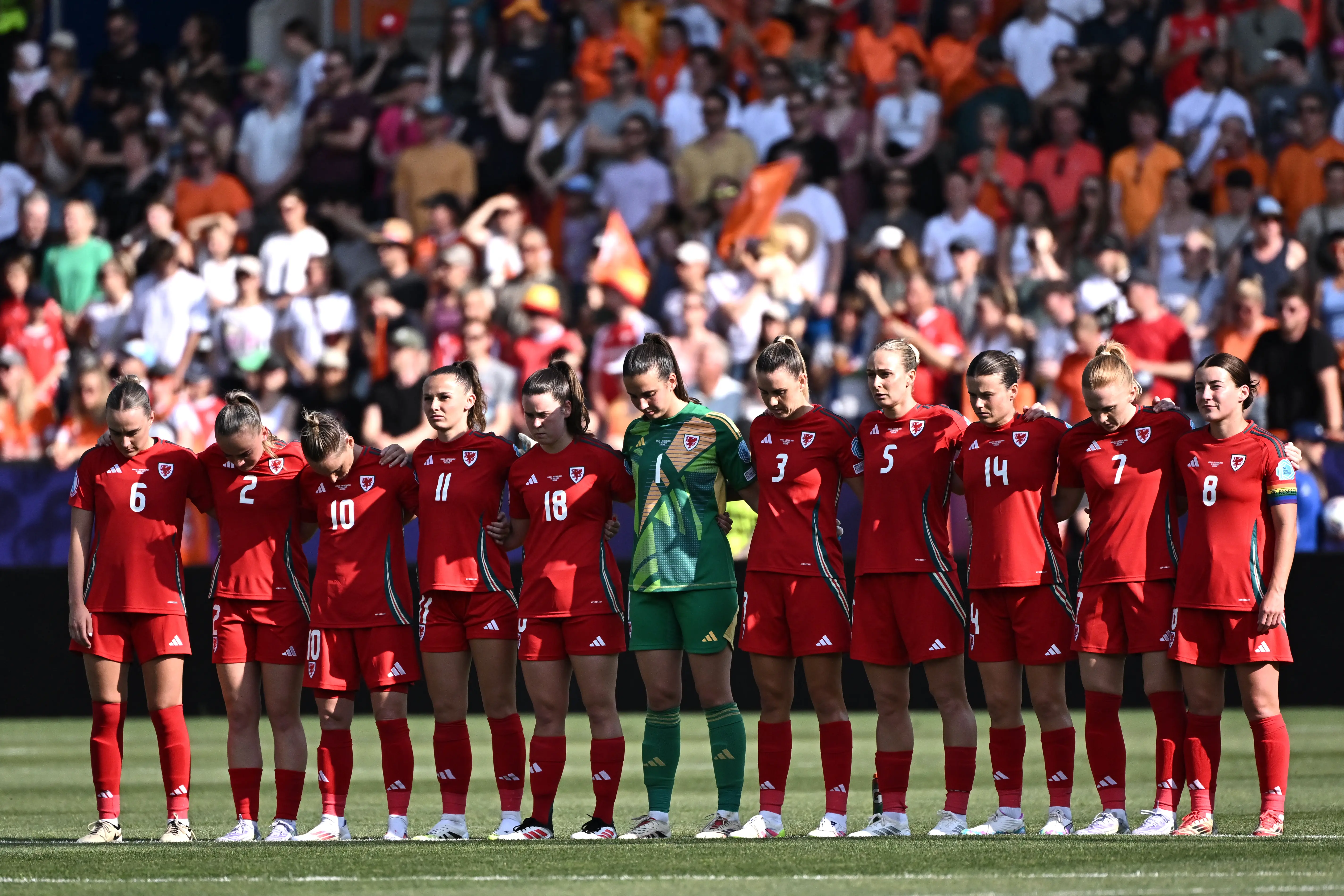 Seleção feminina do País de Gales sofre leve acidente de ônibus na Eurocopa