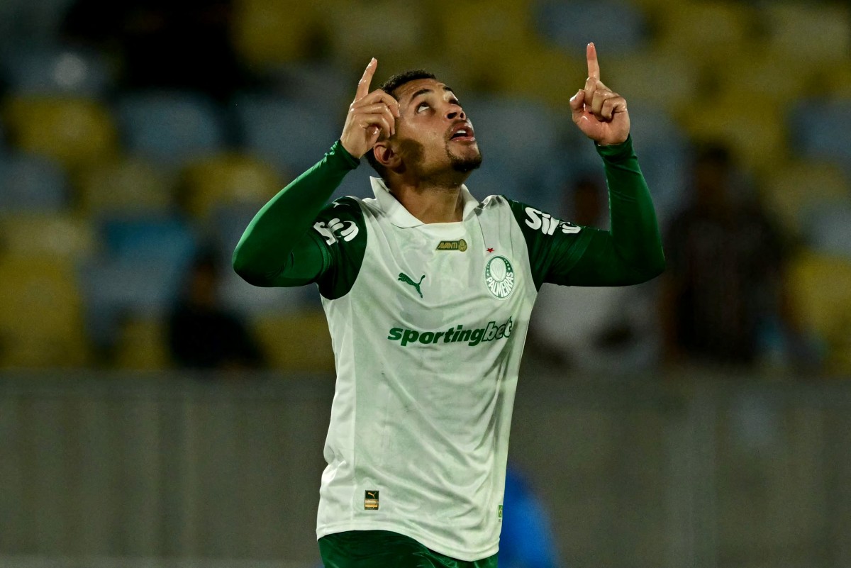 Vitor Roque marca gol decisivo e celebra vitória importante do Palmeiras