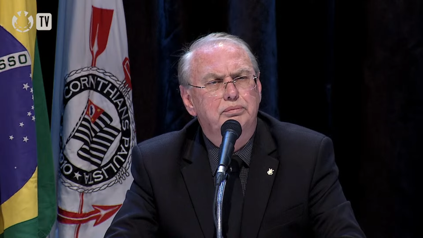 Stabile disposto a permanecer como técnico caso Augusto seja removido.