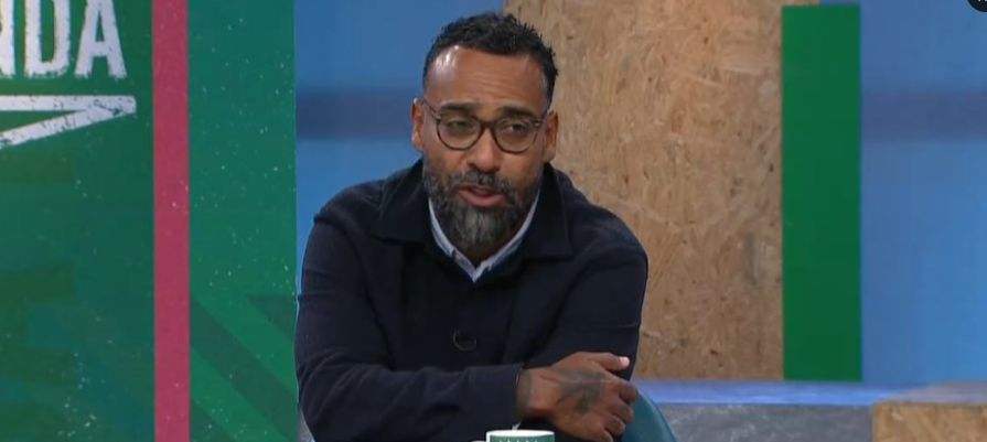 Coelho contesta pênalti marcado contra o Corinthians no jogo de ontem