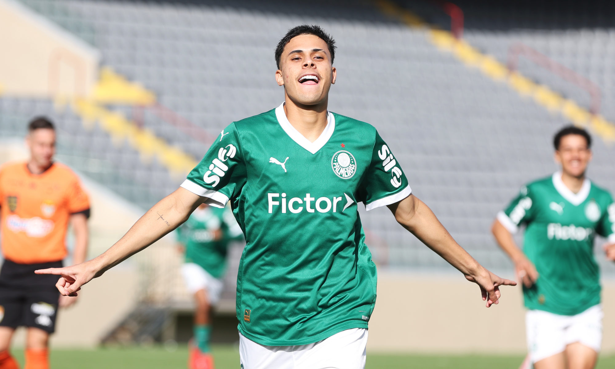 palmeiras vence clássico contra o corinthians e assume liderança no paulista sub-20