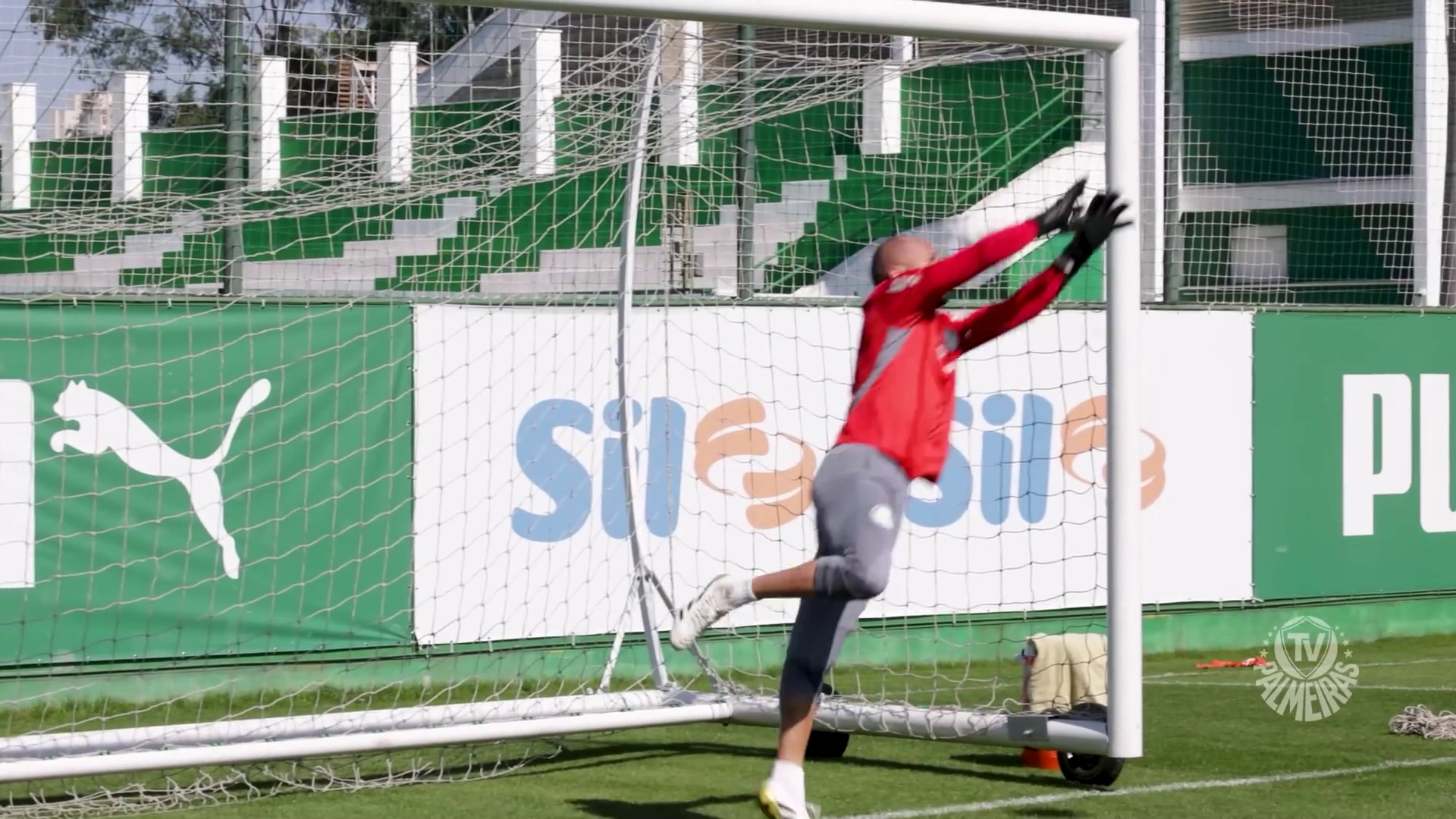 Felipe Anderson realiza treinamento no Palmeiras em preparação para próximos jogos.