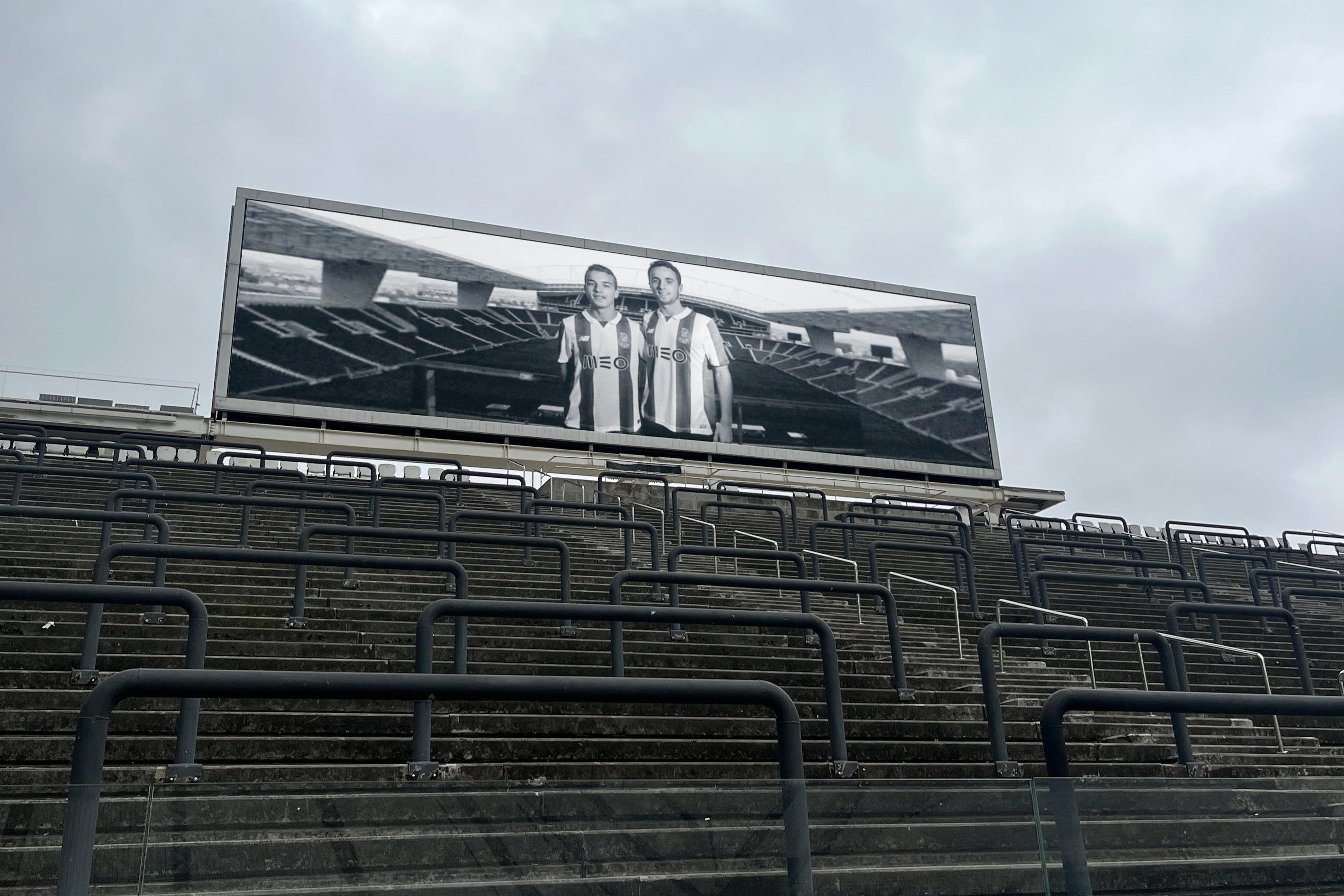Estádio do Corinthians homenageia Diogo Jota e seu irmão.