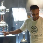 Multicampeão pelo Flamengo, Rafinha visita sede da Gávea com filhos