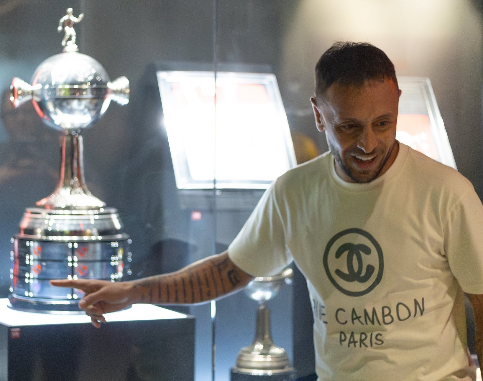 VOLTA DO ÍDOLO! Rafinha, multicampeão pelo Flamengo, visita sede da Gávea com filhos.