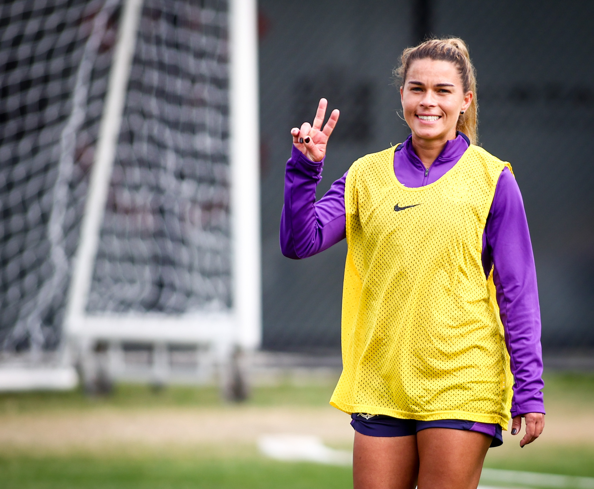 Treino coletivo encerra semana de preparação do time feminino do Corinthians no CT.