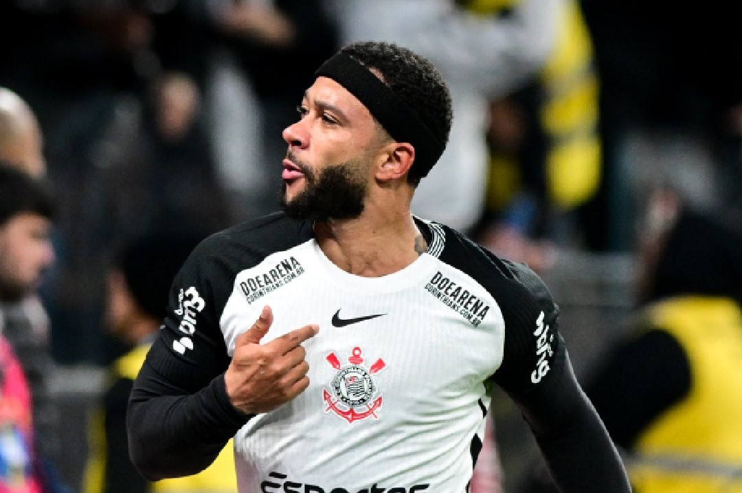 Depay marca gol que coloca Corinthians em vantagem sobre Palmeiras na Copa do Brasil