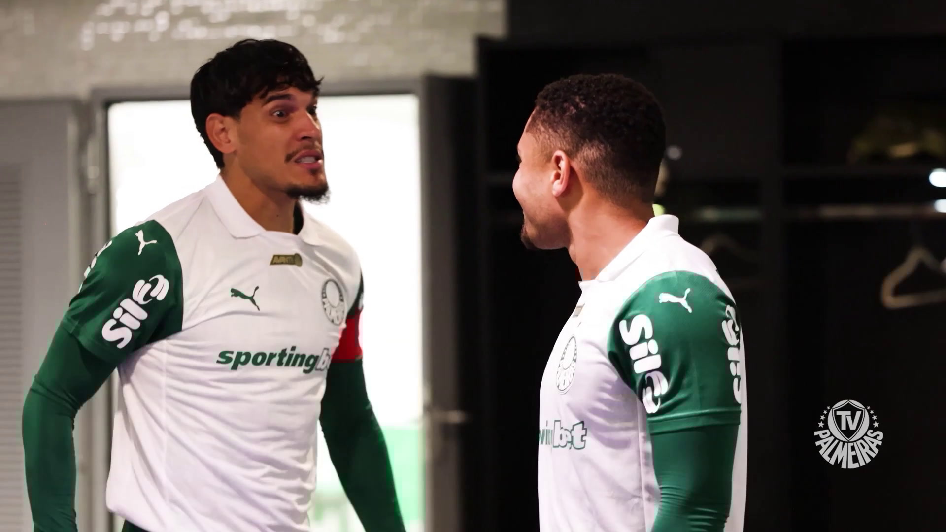 Palmeiras vence Fluminense de virada no Maracanã: bastidores da partida emocionante.