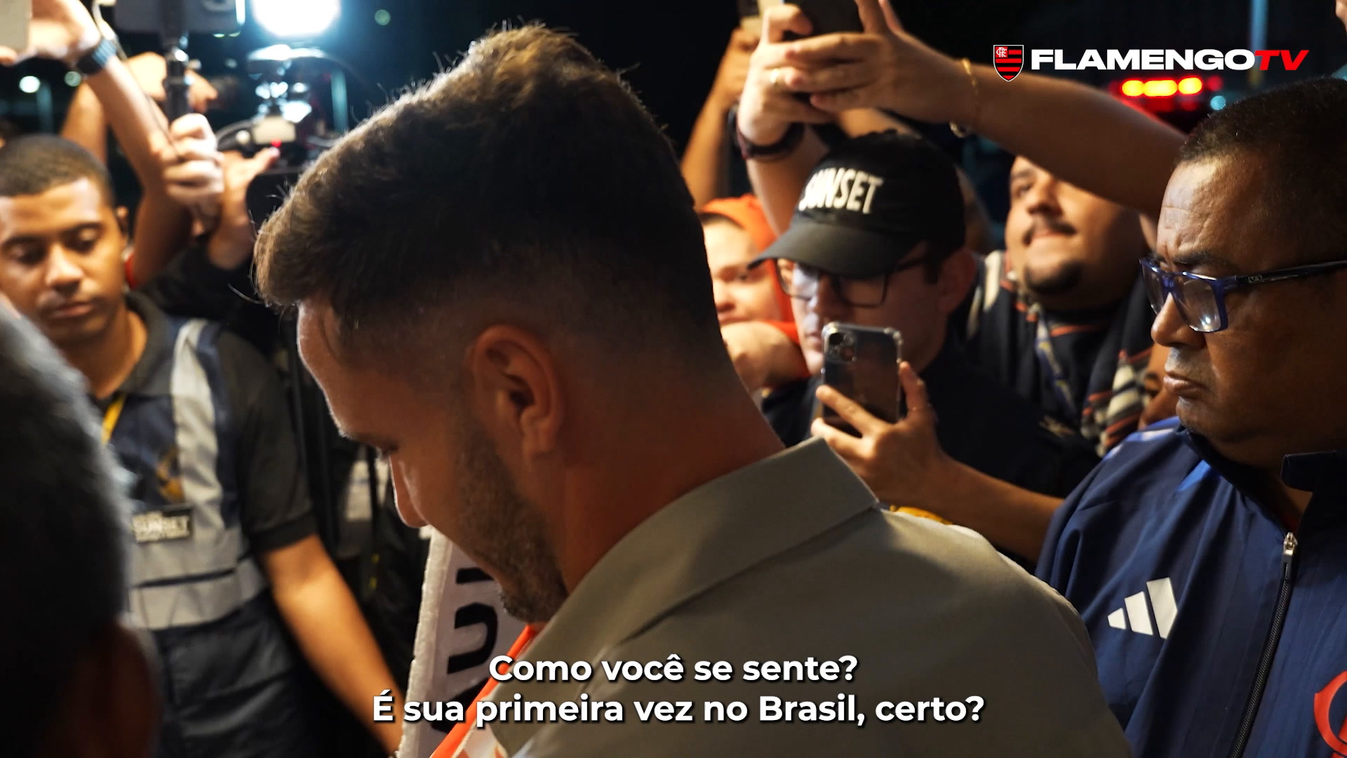Saúl Ñíguez visita CT do Flamengo e se impressiona durante chegada ao Rio.