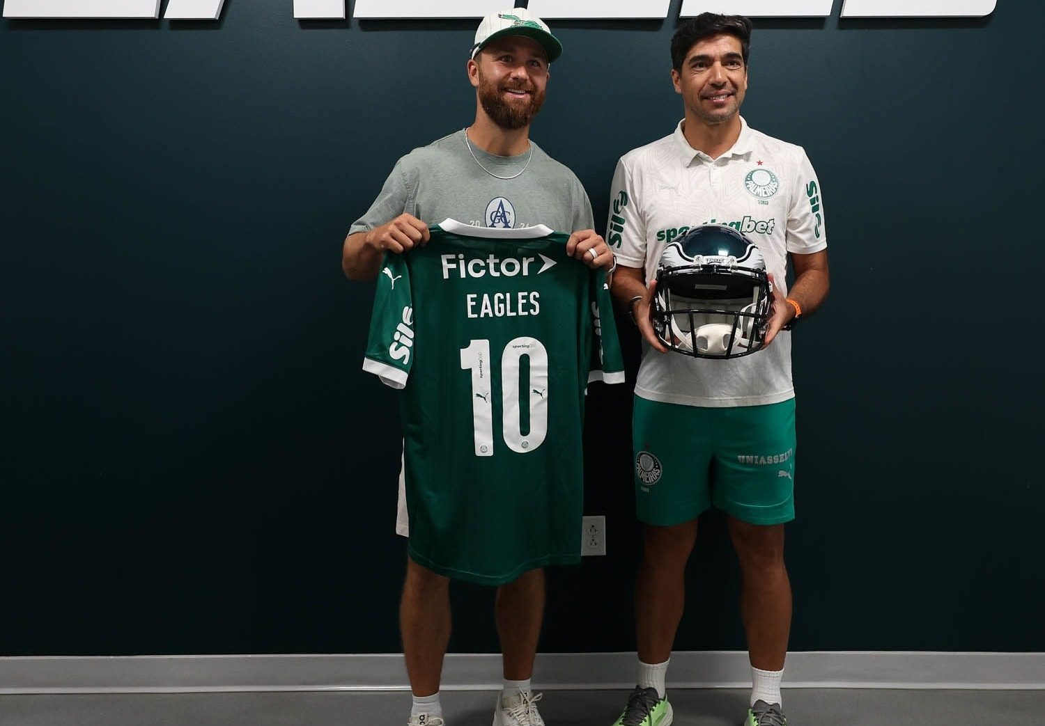 PRESENÇA ILUSTRE! Delegação do Palmeiras faz troca de presentes com jogador do Eagles