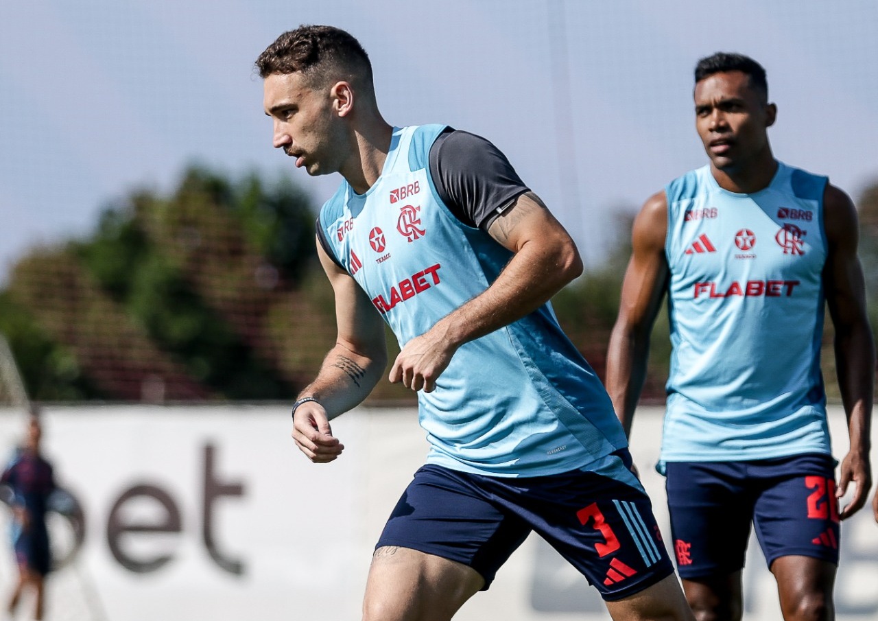 Flamengo mantém Léo Ortiz com valor da multa; segura promissor zagueiro.