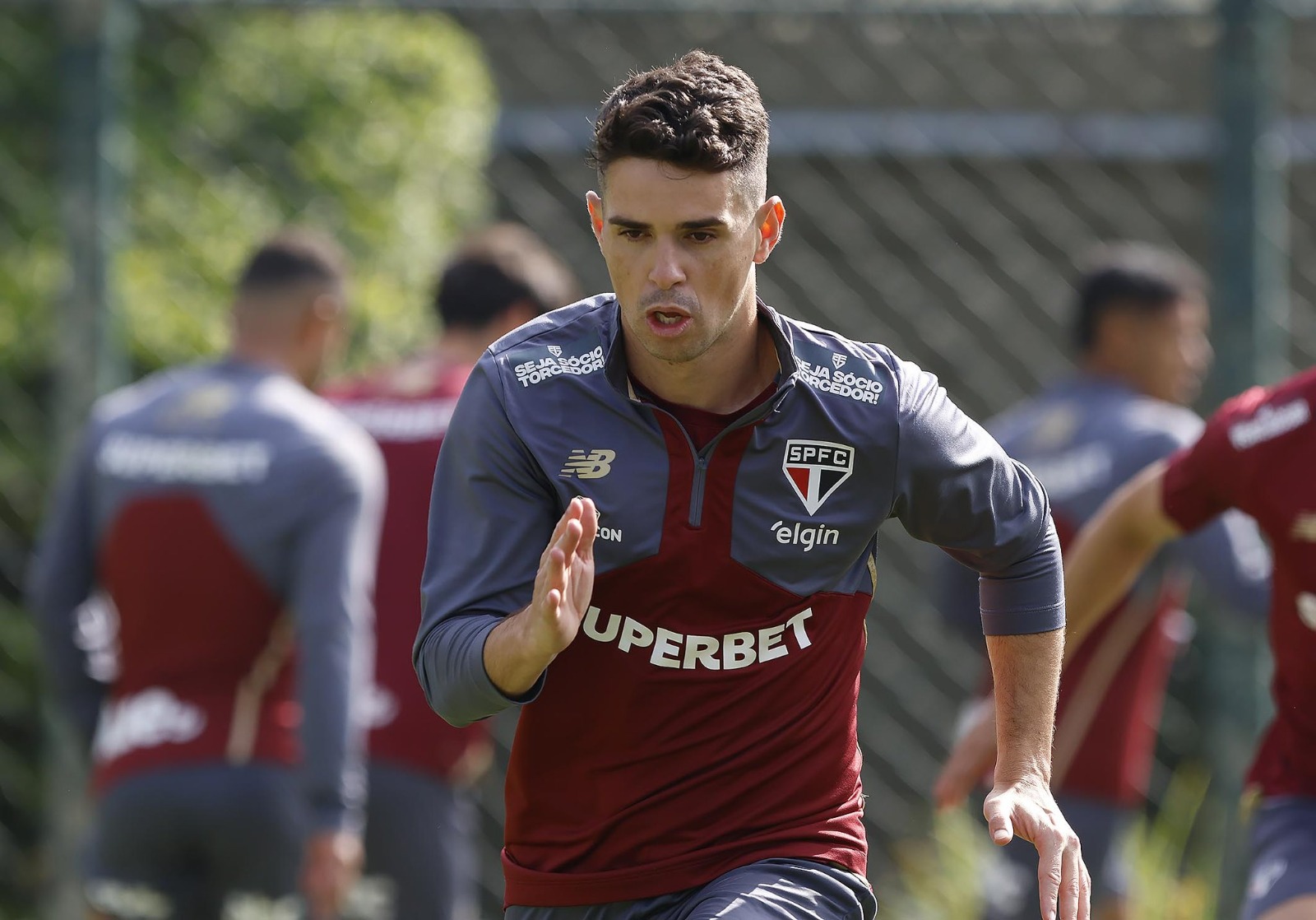 São Paulo finaliza treino e apresenta novidades para duelo contra o Flamengo