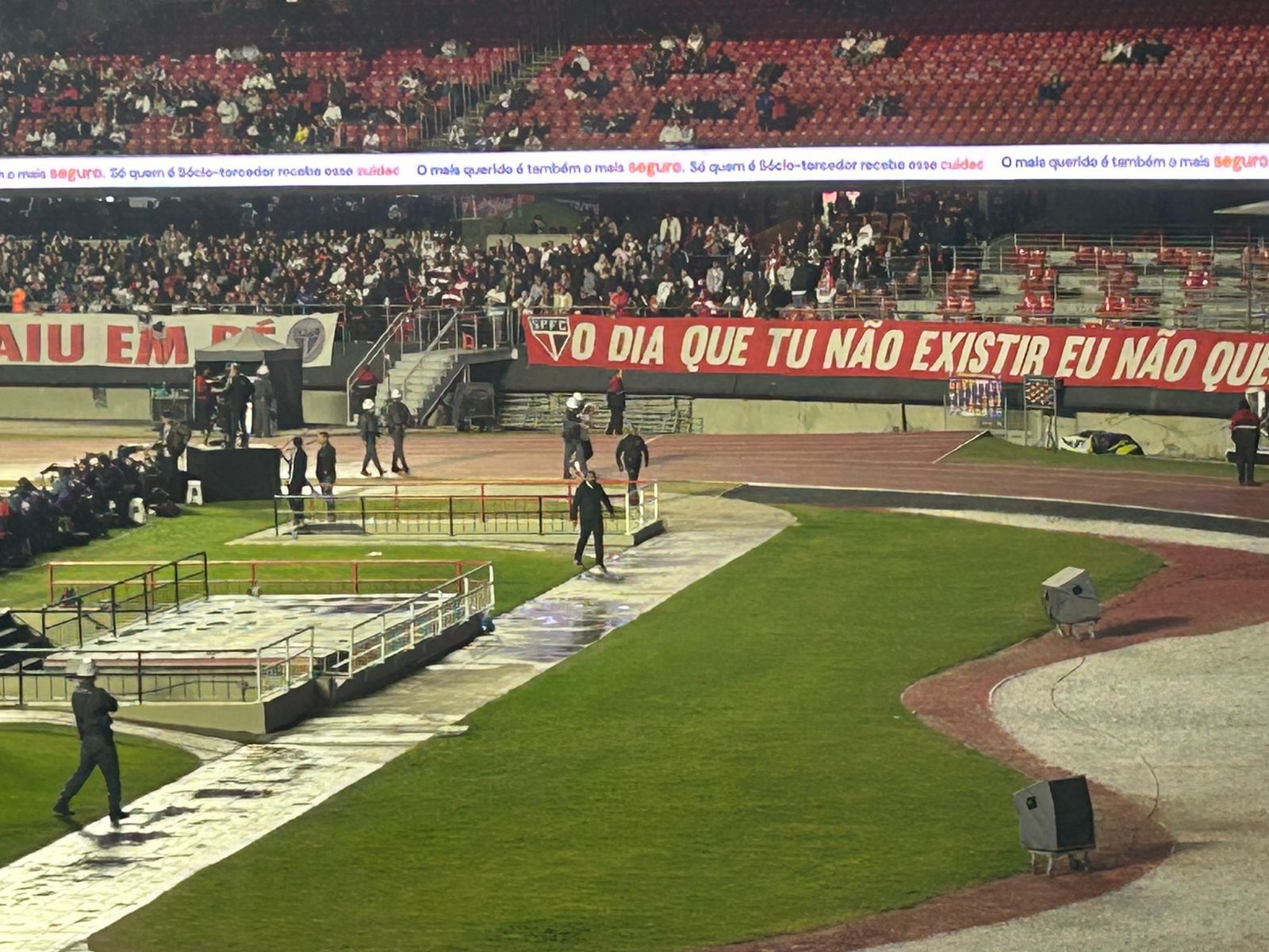 INVASÃO NO ESTÁDIO! Torcedor do São Paulo invade gramado durante clássico Majestoso no Morumbi