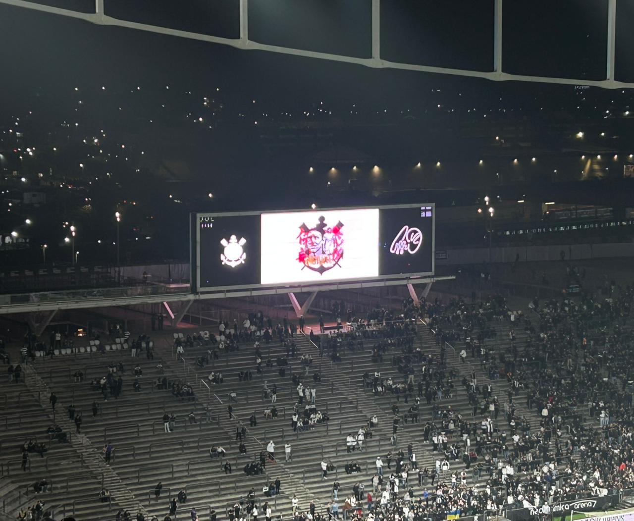 Reencontro de Cássio com o Corinthians: Homenagem e defesas marcantes no jogo.