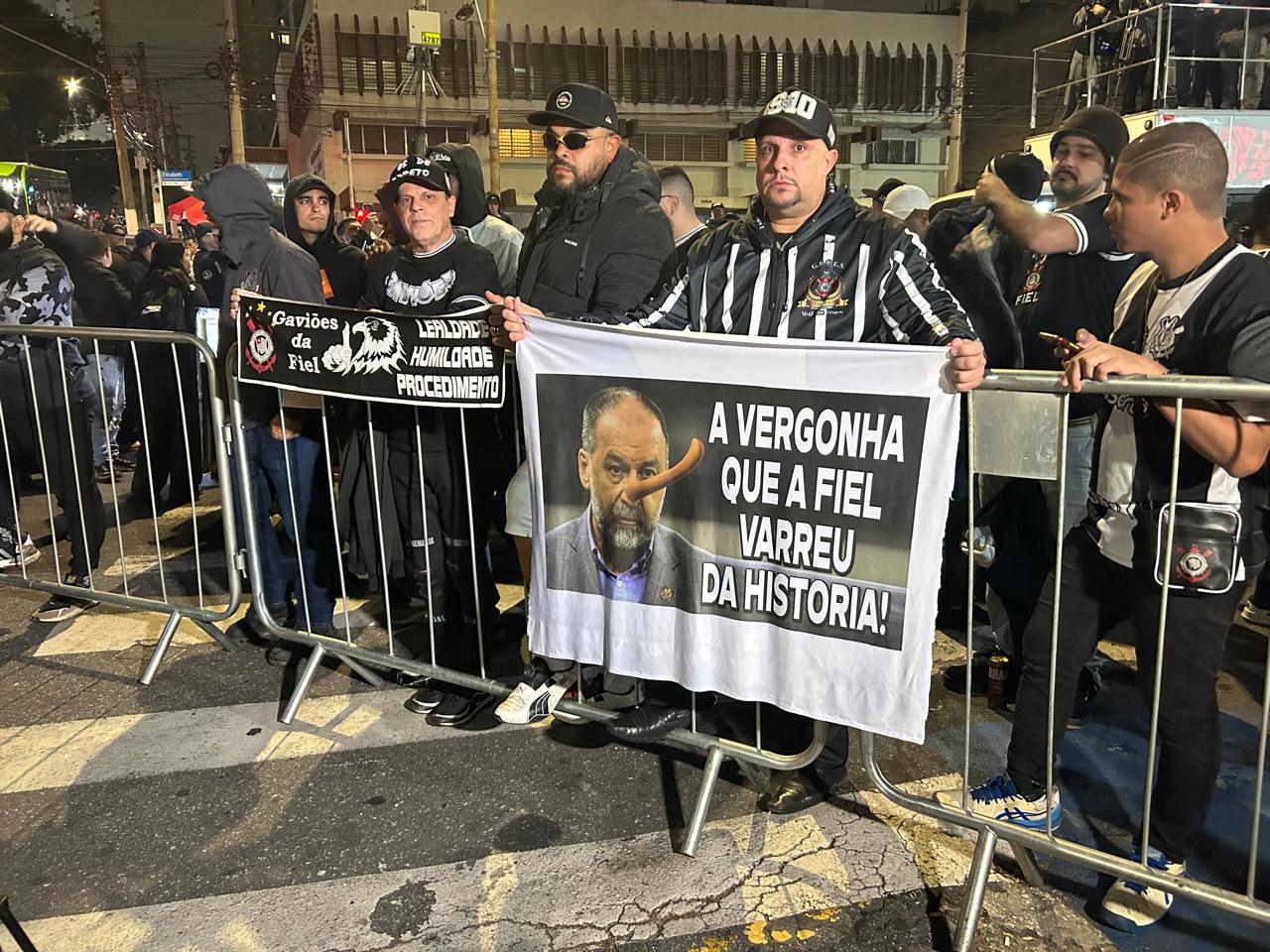 Organizados pressionam por renúncia de Augusto Melo: futuro incerto no Corinthians.