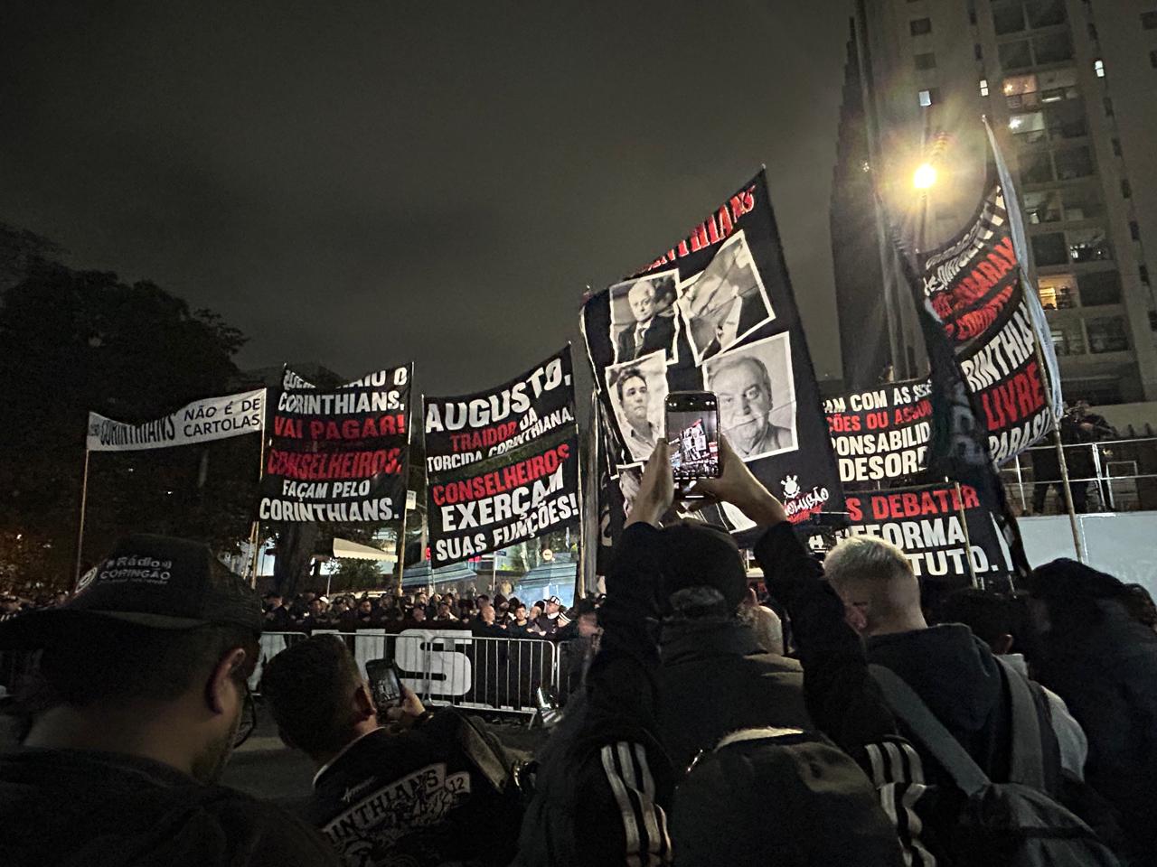 Galeria de Fotos do Protesto da Torcida do Corinthians Contra a Diretoria