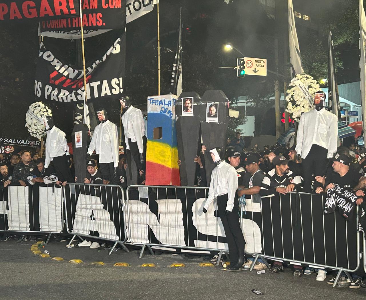 Torcedores protestam no Parque São Jorge enterrando ex-presidentes do Corinthians