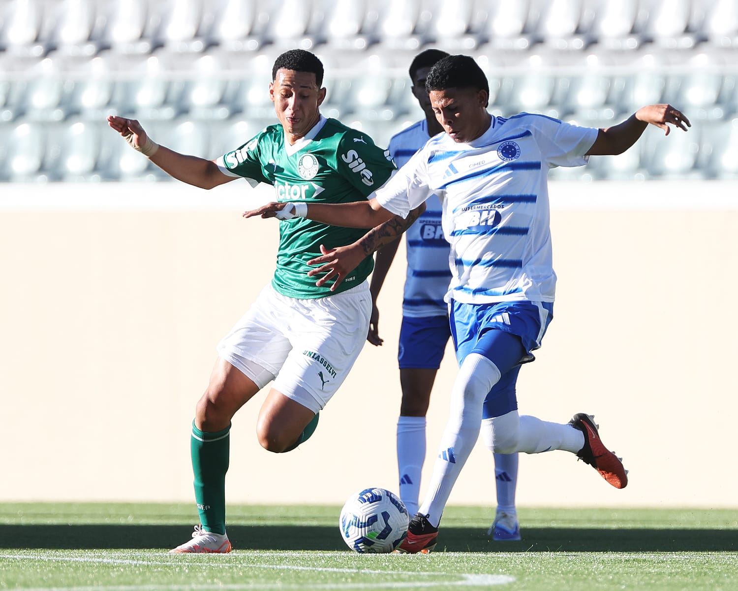 Palmeiras derrota Cruzeiro com superioridade numérica e fortalece liderança no Brasileirão sub-17