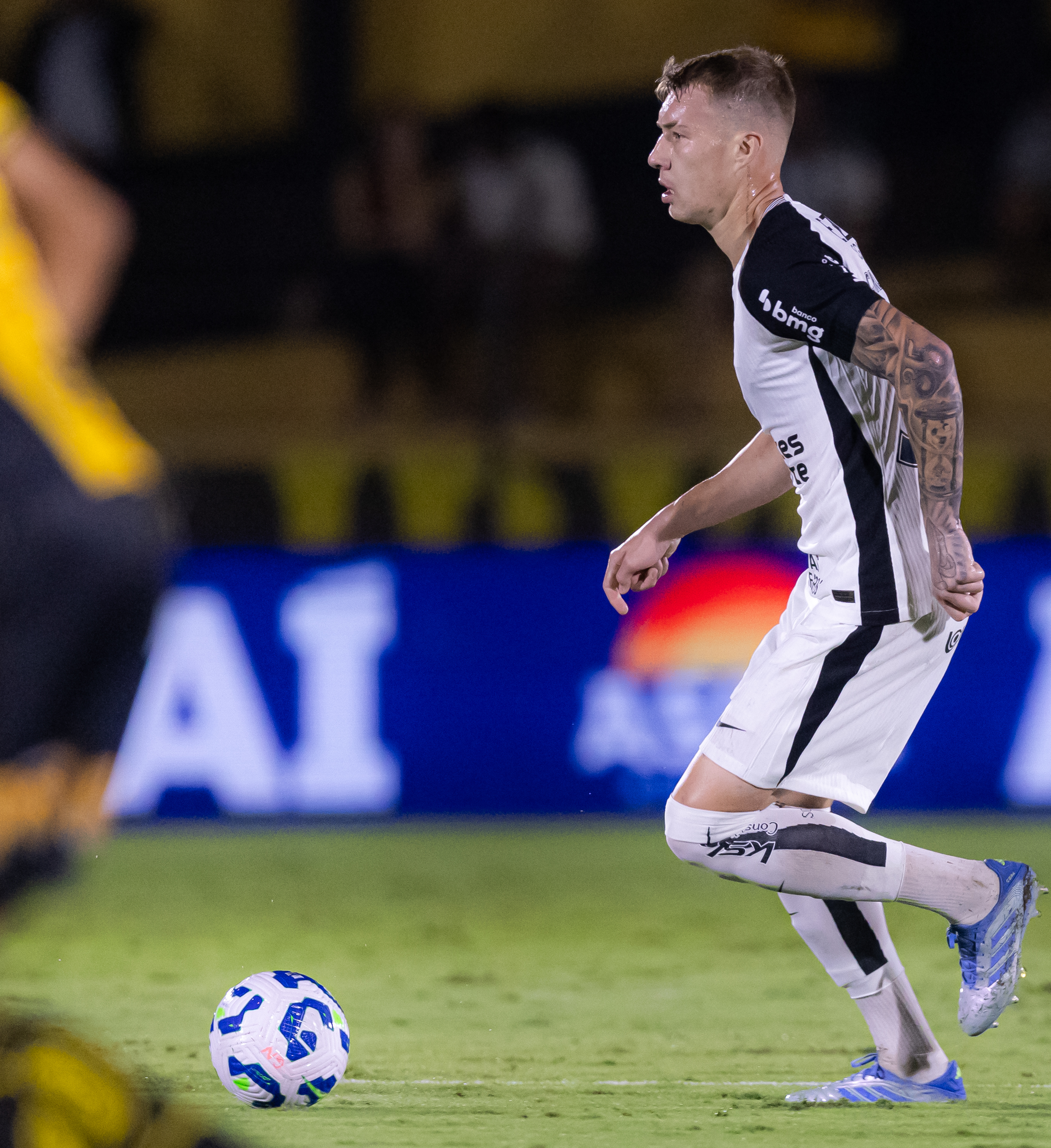 Desafios de Charles para se firmar no Corinthians diante da concorrência elevada.