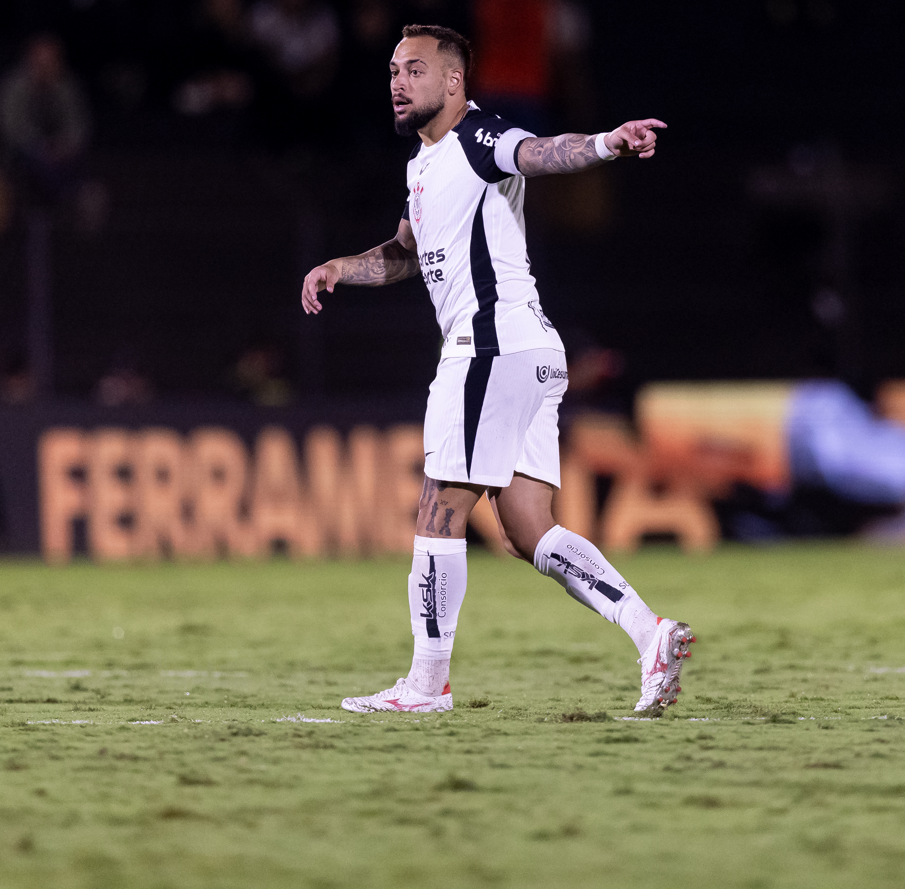 Maycon sente coxa e abandona jogo do Corinthians em apenas 16 minutos.