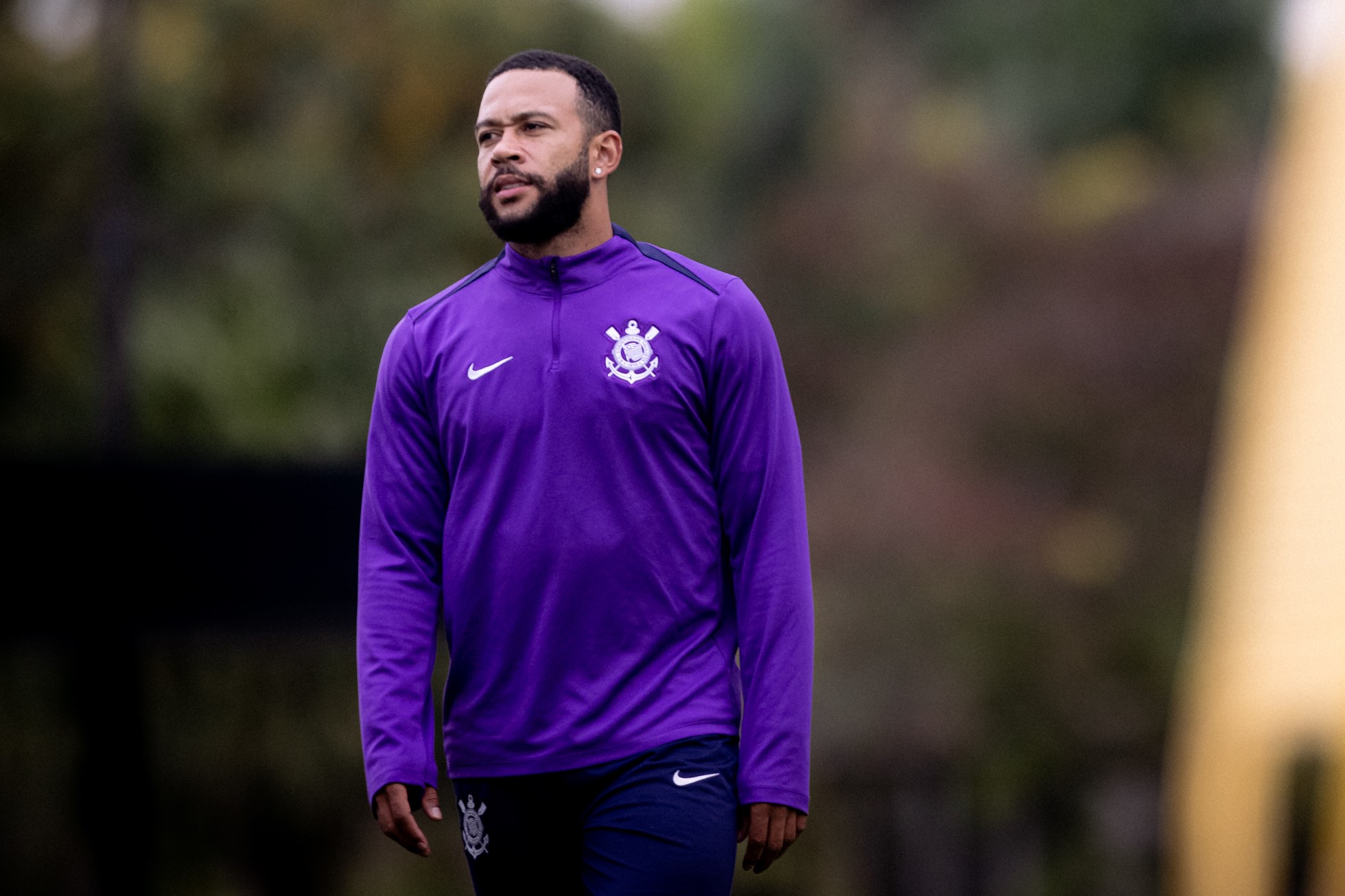 Bastidores: Memphis pênalti e desculpa com elenco do Corinthians por ausência.