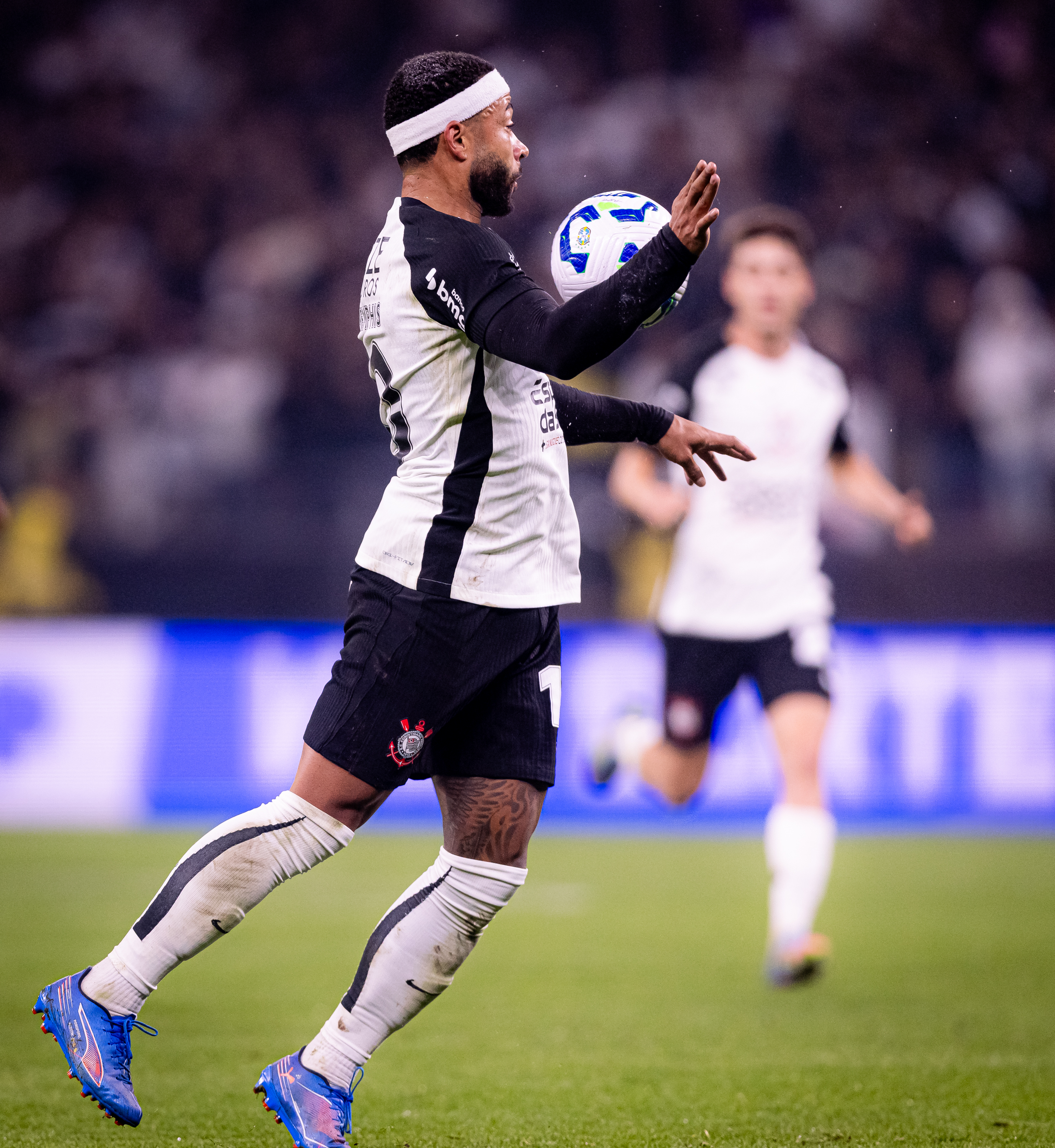 Memphis exalta triunfo do Corinthians e rebate críticas: 