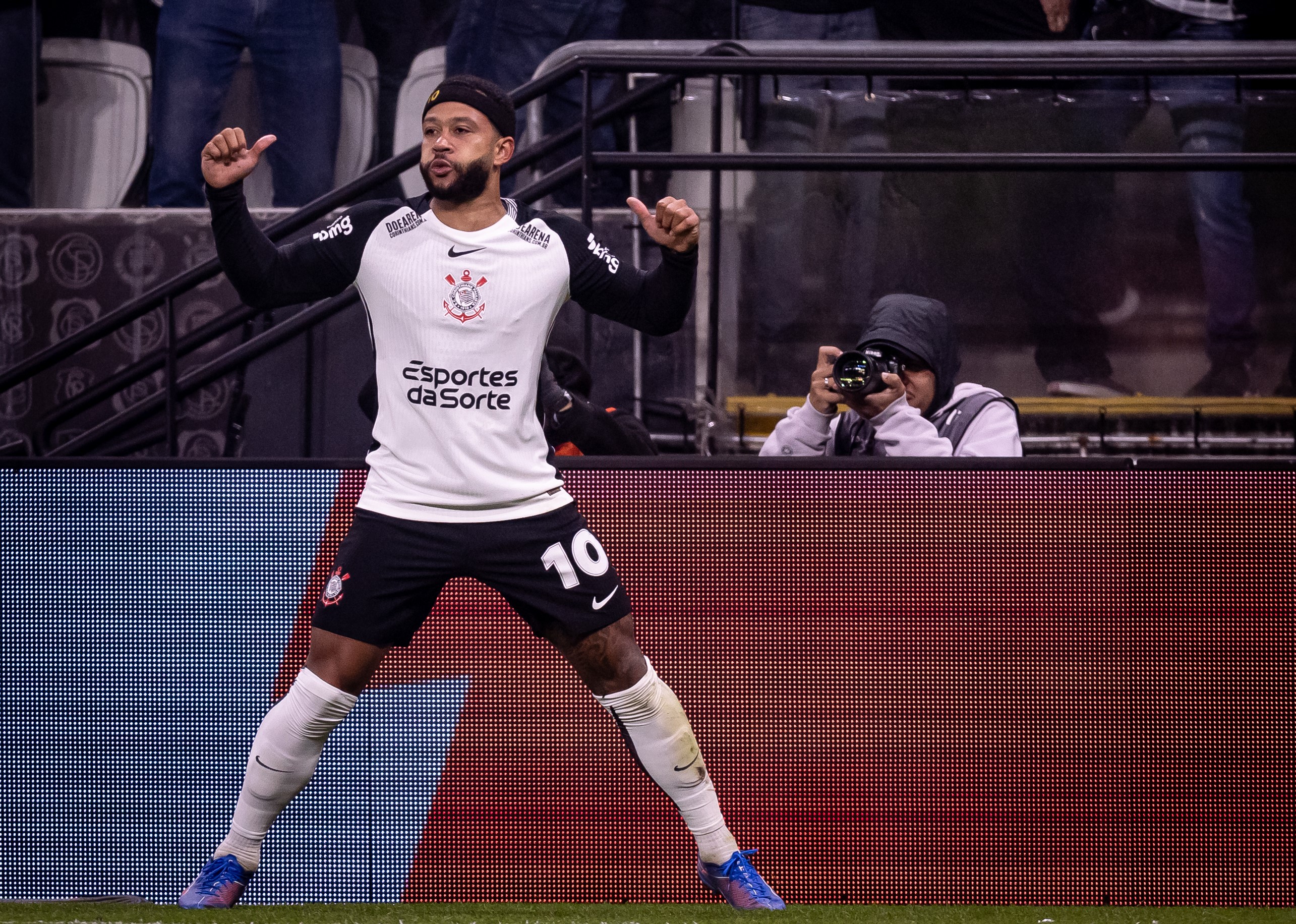 Memphis decepciona em clássicos pelo Corinthians e perde bônus contratual.