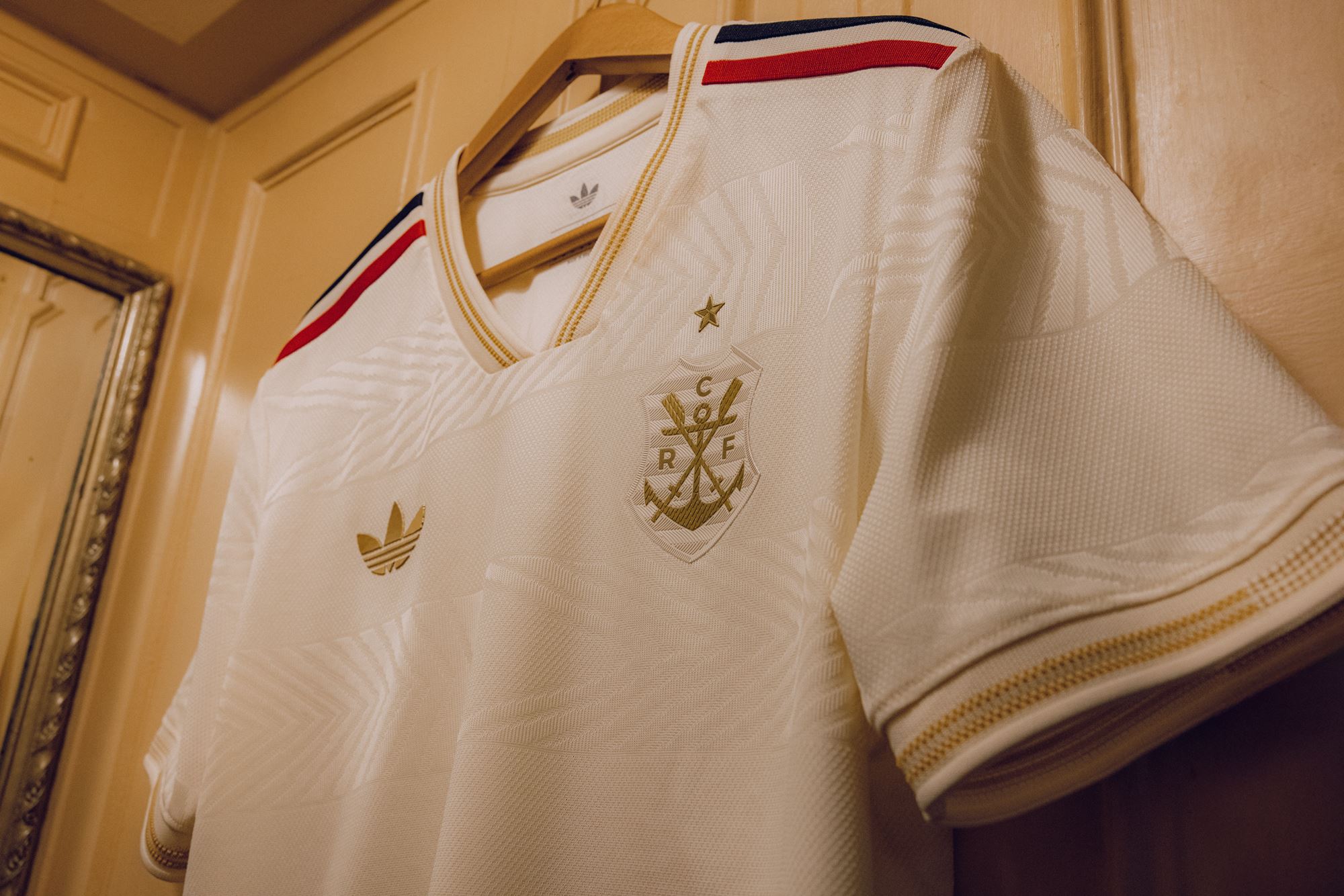 Novo terceiro uniforme do Flamengo é revelado em imagens exclusivas.