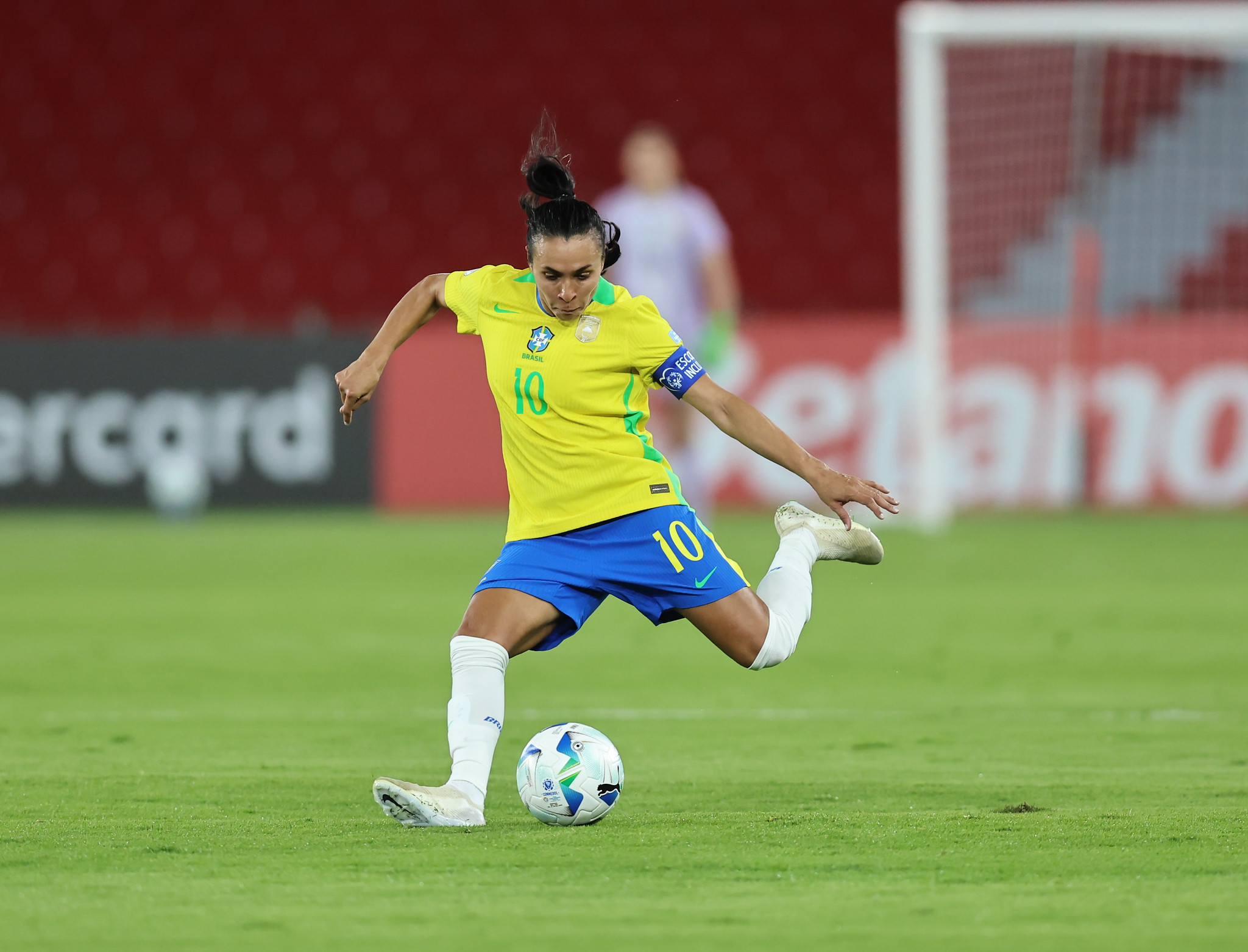 Marta é 12ª e Amanda Gutierres 21ª na Bola de Ouro feminina