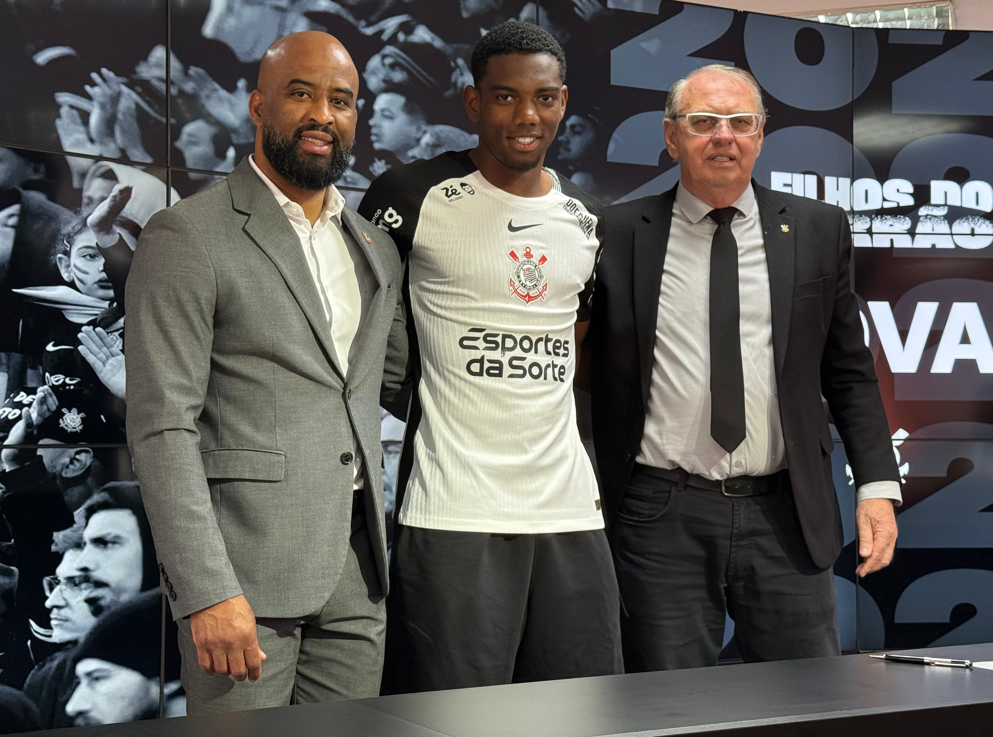 Corinthians renova contrato com jovem volante aprovado por Dorival; detalhes trazidos