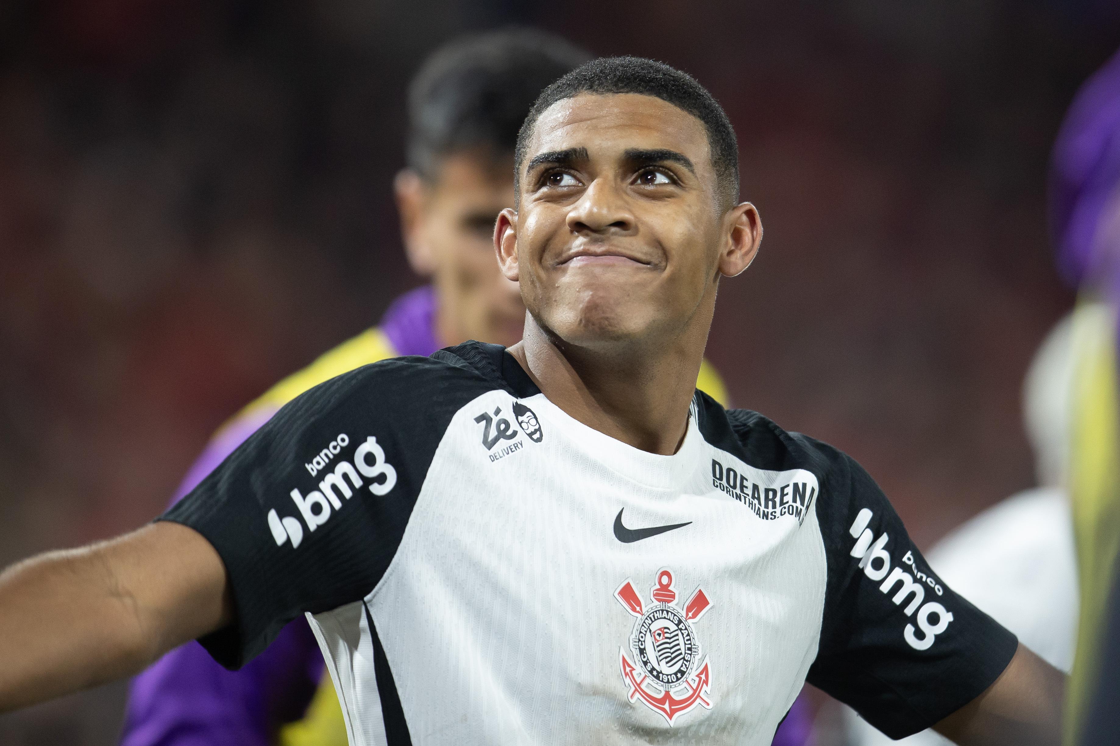 Desempenhos do Corinthians e Athletico-PR na vitória do Timão analisados