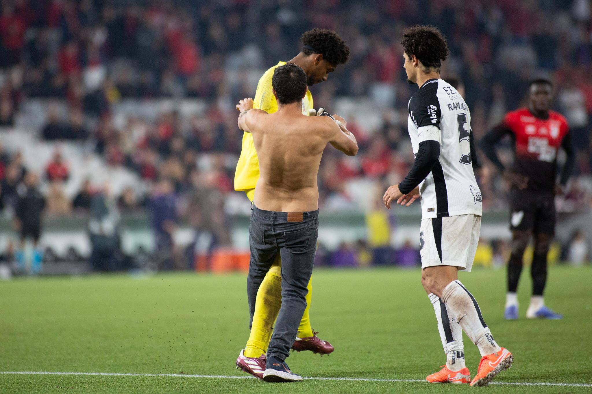 STJD absolve Athletico-PR após ataque de torcedor que agrediu Hugo em jogo crucial contra o Corinthians